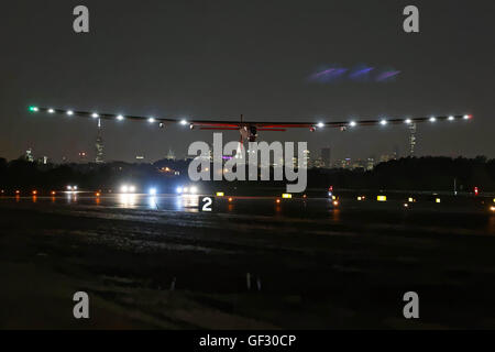 Bertrand Piccard della Svizzera ai piloti la sua solare aereo Solar Impulse 2 come si decolla da New York. Foto Stock