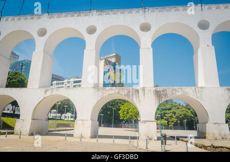 RIO DE JANEIRO, Brasile - 06 Marzo 2016: Pannello esterno vernice Giochi Olimpici 2016 Landmark archi bianchi di Arcos da Lapa Foto Stock