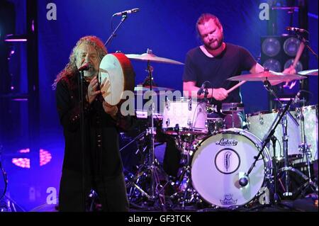 Pilsen, Repubblica Ceca. 27 Luglio, 2016. Il leggendario Led Zeppelin ex cantante Robert Plant, sinistro e la sua band sensazionale traslatori di spazio eseguire a stadio Lochotin a Pilsen, Repubblica Ceca il 27 luglio 2016. Credito: Pavel Nemecek/CTK foto/Alamy Live News Foto Stock