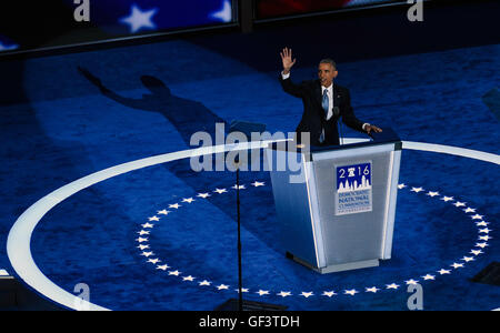 Philadelphia, Stati Uniti d'America. 27 Luglio, 2016. Stati Uniti Il presidente Barack Obama parla il terzo giorno del 2016 Convenzione Nazionale Democratica in Philadelphia, Pennsylvania, Stati Uniti, 27 luglio 2016. Credito: Bao Dandan/Xinhua/Alamy Live News Foto Stock