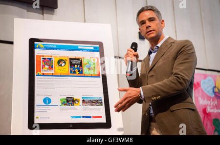 Monaco di Baviera, Germania. 28 Luglio, 2016. Lajos Csery, CEO di portale Muenchen Betriebs-GmbH, presentando il sito web per il concorso manifesto nel corso di una conferenza stampa sull'Oktoberfest 2016 presso il museo della città di Monaco di Baviera, Germania, il 28 luglio 2016. Foto: Matthias esitano di fronte/dpa/Alamy Live News Foto Stock