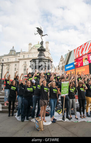 Londra, Regno Unito. 28 Luglio, 2016. I manifestanti stadio a morire in Piccadilly Circus, Londra sulla Giornata Mondiale Epatite a sensibilizzare. che ogni giorno 4.000 persone muoiono di epatite virale in tutto il mondo. Non vi è alcuna scusa per queste morti. Vaccini, trattamenti e anche una cura esiste per i diversi tipi di epatite virale. Oggi segna anche il lancio di NOhep, un movimento globale volto a eliminare l'epatite virale da 2030. Credito: Mike Kear/Alamy Live News Foto Stock