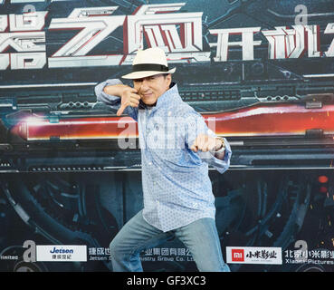 Sydney, Australia. 28 Luglio, 2016. Attore Jackie Chan pone alla cerimonia di avvio del film "spurgo" in acciaio a Sydney in Australia, 28 luglio 2016. La science-fiction thriller 'acciaio sanguinamento' è Jackie Chan del primo film nella fantascienza e sarà girato in vari luoghi, tra Pechino e Taipei e Sydney. Credito: Zhu Hongye/Xinhua/Alamy Live News Foto Stock