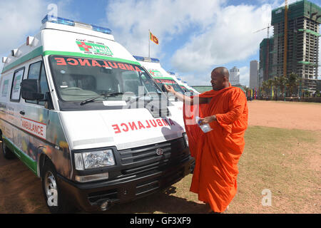 Colombo, Sri Lanka. 28 Luglio, 2016. Un dello Sri Lanka monaco buddista benedice un ambulanza indiano di Colombo, capitale dello Sri Lanka, 28 luglio 2016. L'emergenza servizio ambulanza istituito con il sostegno del governo dell India è stato lanciato giovedì presso il Galle Face Green in Colombo, Sri Lanka. © A. Rajhita/Xinhua/Alamy Live News Foto Stock