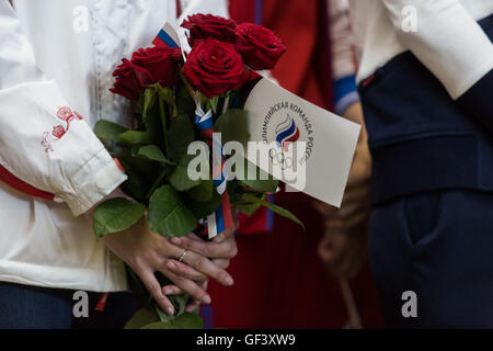 Mosca, Russia. 28 Luglio, 2016. Un atleta russa che trasportano fiori è visto durante un send-off cerimonia presso l'aeroporto di Sheremetyevo di Mosca, Russia, 28 luglio 2016. Circa 70 atleti russi sinistra Mosca giovedì per Rio de Janeiro a prendere parte al Rio 2016 Giochi Olimpici. Questi atleti sono dal russo squadre nazionali di pallavolo, pallamano, pugilato, ping-pong, nuoto sincronizzato ed equestri. Credito: Evgeny Sinitsyn/Xinhua/Alamy Live News Foto Stock