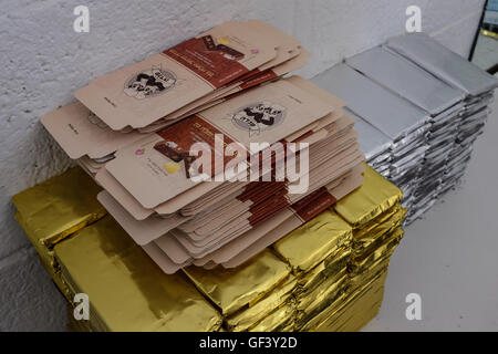 Gerusalemme, Israele. 28 Luglio, 2016. Daniel e Eliya fabbricazione vegan cioccolato al latte al loro piccolo 'Panda' factory utilizzando latte di soia e olio di noce di cocco in una ricetta derivata da due anni di sperimentazione. Israele, considerato 'Vegano il capitale di tutto il mondo, ha il più alto pro capite della popolazione vegana nel mondo. Circa il cinque per cento hanno dato la carne, i latticini e le uova per motivi ideologici. La tendenza ha preso anche tenere nella comunità ortodossa dove il nuovo converte utilizzare fonti ebraiche di argomentare contro il consumo di carne. Foto Stock