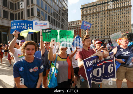 Philadelphia, Stati Uniti d'America. 27 Luglio, 2016. Bernie Sanders sostenitori rally al di fuori della città di Hall in Philadelphia il terzo giorno della Convenzione Nazionale Democratica. Credito: Giovanni Orvis/Alamy Live News Foto Stock