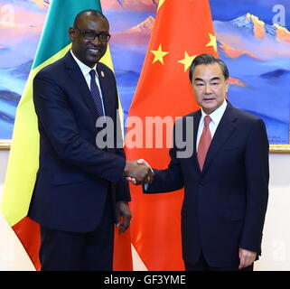 Pechino, Cina. 28 Luglio, 2016. Il ministro degli Affari Esteri cinese Wang Yi (R) si riunisce con il maliano Ministro degli Esteri Abdoulaye Diop, che è venuto a partecipare a cino-africano coordinators' Incontro sull'attuazione delle azioni risultanti dal Forum di cooperazione sino-africano (FOCAC) tenutosi a Johannesburg del Sud Africa, a Pechino, capitale della Cina, 28 luglio 2016. © Ding Hai-tao/Xinhua/Alamy Live News Foto Stock