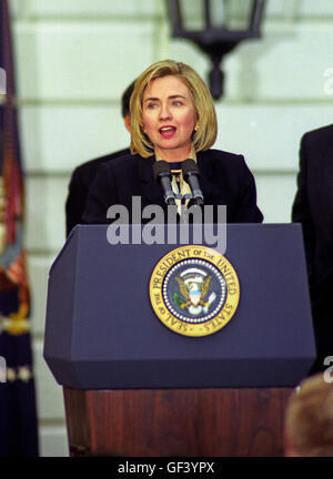 File. 28 Luglio, 2016. HILLARY CLINTON è ora ufficialmente il candidato presidenziale democratica, rendendo la storia come la prima e unica donna ad avere mai vinto la nomina presidenziale di un importante partito. Nella foto: nov. 6, 1996 - Washington, Distretto di Columbia, Stati Uniti d'America - prima signora Hillary Rodham Clinton grazie sostenitori e personale della trionfale ritorno di Clintons e fusi alla Casa Bianca di Washington, DC dopo la loro rielezione di vittoria il 6 novembre 1996. © Ron Sachs/CNP/ZUMA filo/Alamy Live News Foto Stock