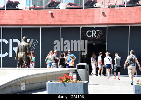 Funchal, Madeira. 23 Luglio, 2016. Cristiano Ronaldo apre le porte a un hotel di lusso e l'adiacente museo del calcio a Funchal, il suo luogo di nascita. La gente visita il CR7 museo © Azione Sport Plus/Alamy Live News Foto Stock