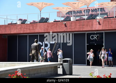 Funchal, Madeira. 23 Luglio, 2016. Cristiano Ronaldo apre le porte a un hotel di lusso e l'adiacente museo del calcio a Funchal, il suo luogo di nascita. La gente visita il CR7 museo © Azione Sport Plus/Alamy Live News Foto Stock