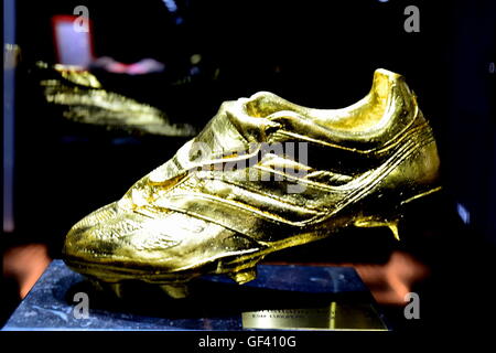 Funchal, Madeira. 23 Luglio, 2016. Cristiano Ronaldo apre le porte a un hotel di lusso e l'adiacente museo del calcio a Funchal, il suo luogo di nascita. Un golden boot © Azione Sport Plus/Alamy Live News Foto Stock