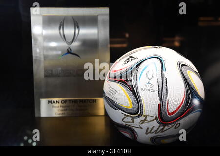 Funchal, Madeira. 23 Luglio, 2016. Cristiano Ronaldo apre le porte a un hotel di lusso e l'adiacente museo del calcio a Funchal, il suo luogo di nascita. Un match ball e il trofeo © Azione Sport Plus/Alamy Live News Foto Stock