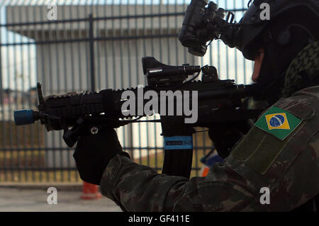 Sao Paulo, Brasile. 28 Luglio, 2016. Un membro del brasiliano forze militari prende parte ad un trapano contro attentati e attacco chimico prima del Rio 2016 Giochi Olimpici, vicino all'Arena Corinzi Stadium, in Sao Paulo, Brasile, il 28 luglio 2016. America del sud del più grande paese continuerà a distribuire 88.000 militari e polizia durante le Olimpiadi, più del doppio del numero al London 2012 giochi. © Rahel Patrasso/Xinhua/Alamy Live News Foto Stock