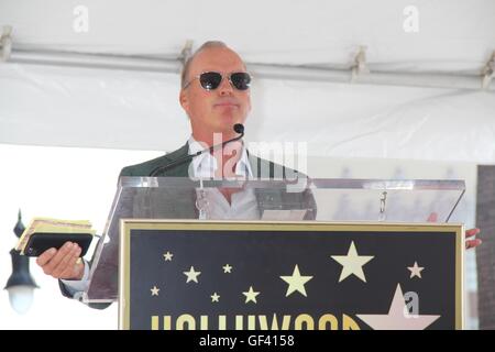 Hollywood, California, USA. 28 Luglio, 2016. Ho15839CHW.premiato attore Michael Keaton onorato con la stella sulla Hollywood Walk of Fame .6931 Hollywood Boulevard/parte anteriore del Madame Tussauds di Hollywood, Hollywood CA.28/07/2016.Michael Keaton . © Clinton H. Wallace/Photomundo International/ Foto Inc Credito: Clinton Wallace/Globe foto/ZUMA filo/Alamy Live News Foto Stock