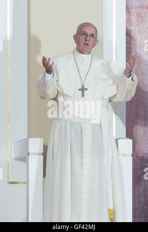 Cracovia in Polonia. 28 Luglio, 2016. Papa Francesco durante una cerimonia di benvenuto della Giornata Mondiale della Gioventù presso il Parco di Blonia di Cracovia, in Polonia, 28 luglio 2016. La Giornata Mondiale della Gioventù 2016 è tenuto a Cracovia e nelle vicinanze Brzegi dal 26 al 31 luglio. Foto: Armin Weigel/dpa/Alamy Live News Foto Stock