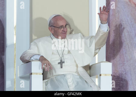 Cracovia in Polonia. 28 Luglio, 2016. Papa Francesco durante una cerimonia di benvenuto della Giornata Mondiale della Gioventù presso il Parco di Blonia di Cracovia, in Polonia, 28 luglio 2016. La Giornata Mondiale della Gioventù 2016 è tenuto a Cracovia e nelle vicinanze Brzegi dal 26 al 31 luglio. Foto: Armin Weigel/dpa/Alamy Live News Foto Stock