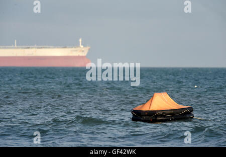 Zattere di salvataggio di drifting, "ha perso in mare' di salvataggio di guardacoste, Guardie Costiere di salvataggio, RNLI 'scialuppa di salvataggio settimana " dimostrazione, REGNO UNITO Foto Stock