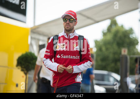 Hockenheim, Germania. 29 Luglio, 2016. Tedesco di Formula 1 driver Sebastian Vettel della Scuderia Ferrari arriva nel paddock sul circuito di Hockenheim, in Germania, 29 luglio 2016. Il Gran Premio di Germania avviene su 31.07.2016. Foto: WOLFRAM KASTL/DPA/Alamy Live News Foto Stock