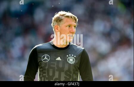 Gelsenkirchen (Germania). 04 Giugno, 2016. La Germania Bastian SCHWEINSTEIGER al calcio internazionale amichevole tra Germania e Ungheria alla Veltins Arena di Gelsenkirchen, Germania, 04 giugno 2016. Foto: THOMAS EISENHUTH/dpa - nessun filo SERVICE - | in tutto il mondo di utilizzo/dpa/Alamy Live News Foto Stock