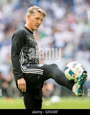 Gelsenkirchen (Germania). 04 Giugno, 2016. La Germania Bastian SCHWEINSTEIGER al calcio internazionale amichevole tra Germania e Ungheria alla Veltins Arena di Gelsenkirchen, Germania, 04 giugno 2016. Foto: THOMAS EISENHUTH/dpa - nessun filo SERVICE - | in tutto il mondo di utilizzo/dpa/Alamy Live News Foto Stock