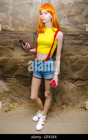 Sydney, Australia: 29 Luglio 2016: Misty Pokemon Cosplay Photoshoot ispirato al rilascio del nuovo gioco Pokemon Go. Pokemon Go è un app game che permette al giocatore di catturare Pokemon con la tecnologia della realtà virtuale. Nella foto è Becky, un australiano basato cosplayer visto raffigurante la pokemon trainer Misty mentre godendo il gioco intorno Cockatoo Island. Credito: mjmediabox / Alamy Live News Foto Stock