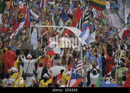 Cracovia in Polonia. Il 28 luglio 2016. Papa Francesco unità nel suo popemobile attraverso la folla in Blonia Park. Centinaia di migliaia di pellegrini sono venuti al Parco Blonia di Cracovia, ad accogliere il Santo Padre Francesco per la Giornata Mondiale della Gioventù a Cracovia. Credito: Michael Debets/Alamy Live News Foto Stock