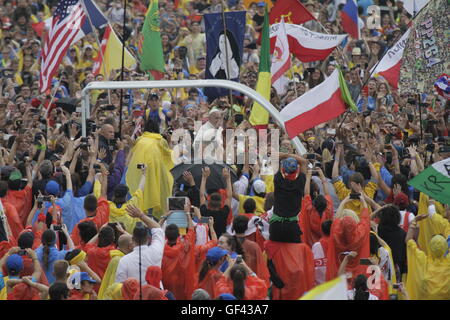 Cracovia in Polonia. Il 28 luglio 2016. Papa Francesco unità nel suo popemobile attraverso la folla in Blonia Park. Centinaia di migliaia di pellegrini sono venuti al Parco Blonia di Cracovia, ad accogliere il Santo Padre Francesco per la Giornata Mondiale della Gioventù a Cracovia. Credito: Michael Debets/Alamy Live News Foto Stock