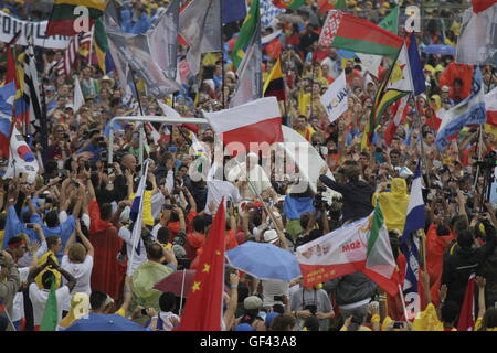 Cracovia in Polonia. Il 28 luglio 2016. Papa Francesco unità nel suo popemobile attraverso la folla in Blonia Park. Centinaia di migliaia di pellegrini sono venuti al Parco Blonia di Cracovia, ad accogliere il Santo Padre Francesco per la Giornata Mondiale della Gioventù a Cracovia. Credito: Michael Debets/Alamy Live News Foto Stock