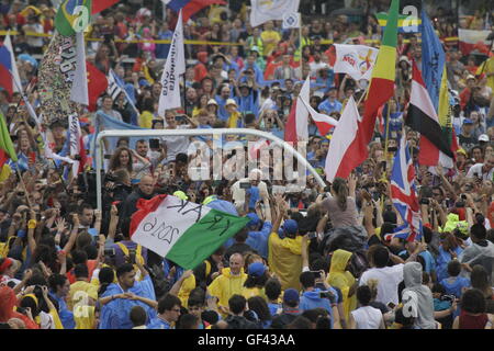 Cracovia in Polonia. Il 28 luglio 2016. Papa Francesco unità nel suo popemobile attraverso la folla in Blonia Park. Centinaia di migliaia di pellegrini sono venuti al Parco Blonia di Cracovia, ad accogliere il Santo Padre Francesco per la Giornata Mondiale della Gioventù a Cracovia. Credito: Michael Debets/Alamy Live News Foto Stock