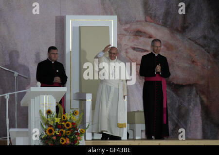 Cracovia in Polonia. Il 28 luglio 2016. Papa Francesco sventure alla folla nel Parco di Blonia di Cracovia. Centinaia di migliaia di pellegrini sono venuti al Parco Blonia di Cracovia, ad accogliere il Santo Padre Francesco per la Giornata Mondiale della Gioventù a Cracovia. Credito: Michael Debets/Alamy Live News Foto Stock