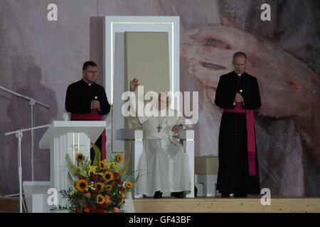 Cracovia in Polonia. Il 28 luglio 2016. Papa Francesco sventure alla folla nel Parco di Blonia di Cracovia. Centinaia di migliaia di pellegrini sono venuti al Parco Blonia di Cracovia, ad accogliere il Santo Padre Francesco per la Giornata Mondiale della Gioventù a Cracovia. Credito: Michael Debets/Alamy Live News Foto Stock