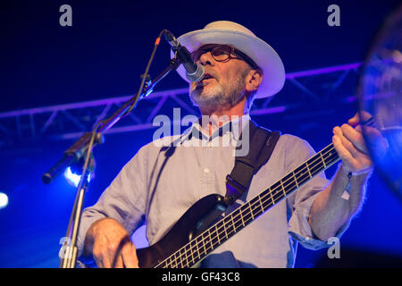 Sidmouth Folk Week, Sidmouth, Devon, 28 Luglio 16 Rick Kemp di elettrico-folk band Steeleye Span headline Sidmouth Folk Festival nel centro città prosciutto tendone. © Tony Charnock, Alamy LiveNews Foto Stock