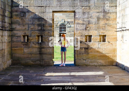 Sydney, Australia: 29 Luglio 2016: Misty Pokemon Cosplay Photoshoot ispirato al rilascio del nuovo gioco Pokemon Go. Pokemon Go è un app game che permette al giocatore di catturare Pokemon con la tecnologia della realtà virtuale. Nella foto è Becky, un australiano basato cosplayer visto raffigurante la pokemon trainer Misty mentre godendo il gioco intorno Cockatoo Island. Credito: mjmediabox / Alamy Live News Foto Stock