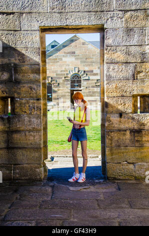 Sydney, Australia: 29 Luglio 2016: Misty Pokemon Cosplay Photoshoot ispirato al rilascio del nuovo gioco Pokemon Go. Pokemon Go è un app game che permette al giocatore di catturare Pokemon con la tecnologia della realtà virtuale. Nella foto è Becky, un australiano basato cosplayer visto raffigurante la pokemon trainer Misty mentre godendo il gioco intorno Cockatoo Island. Credito: mjmediabox / Alamy Live News Foto Stock