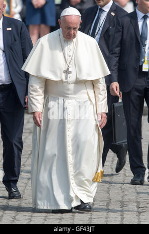 Auschwitz, Polonia. 29 Luglio, 2016. Papa Francesco visite ex nazista di sterminio di Auschwitz-Birkenau camp in Oświęcim, Polonia venerdì 29 luglio 2016. Egli è una spesa di 'Day del silenzio" qui, prendendo parte alla Giornata Mondiale della Gioventù (GMG) tenutasi in Polonia. Foto: Armin Weigel/dpa Credito: dpa picture alliance/Alamy Live News Foto Stock