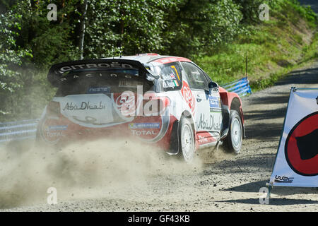 Jyväskylä, Finlandia. 29 Luglio, 2016. Kris Meeke della Gran Bretagna e Paul Nagle dell'Irlanda in azione durante la SS6 di Neste Rally Finlandia 2016 nel loro Citroe?n DS3 WRC del team Abu Dhabi Total World Rally Team sulla luglio 29, 2016 a Jyväskylä, Finlandia Foto Stock