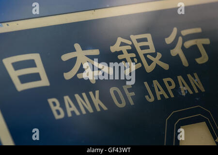 Tokyo, Giappone. 29 Luglio, 2016. Una Banca del Giappone cartello sul display al di fuori del suo edificio sulla luglio 29, 2016, Tokyo, Giappone. Il Nikkei 225 Stock Media chiuso fino allo 0,56 percento o 92.43 punti a 16,569.27 riprendendo da precedenti perdite subite dopo la reazione negativa per la Banca del Giappone del più debole del previsto stimolo. Credito: Rodrigo Reyes Marin/AFLO/Alamy Live News Foto Stock