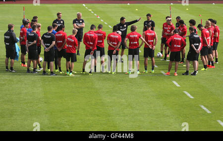 Coach Roger Schmidt (c) della Bayer 04 Leverkusen parlando al suo compagno di squadra nel corso di una sessione di formazione presso il club di training camp a Alois Latini Stadion di Zell am See, Austria, 29 luglio 2016. Foto: INA FASSBENDER/DPA Foto Stock