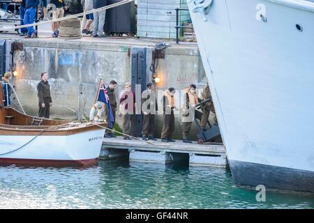 Porto di Weymouth Dorset, Regno Unito. 28 Luglio, 2016. Harry stili su un pontone con extra vestito come soldati durante le riprese di Dunkerque a Weymouth Harbour nel Dorset. Credito Foto: Graham Hunt/Alamy Live News Foto Stock