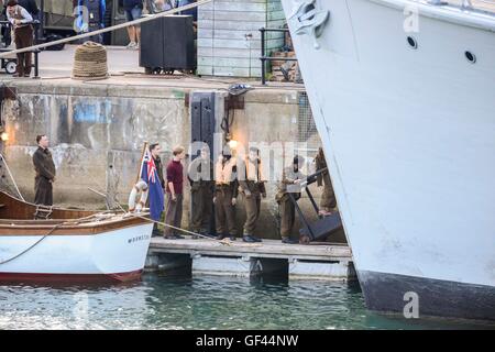 Porto di Weymouth Dorset, Regno Unito. 28 Luglio, 2016. Harry stili su un pontone con extra vestito come soldati durante le riprese di Dunkerque a Weymouth Harbour nel Dorset. Credito Foto: Graham Hunt/Alamy Live News Foto Stock