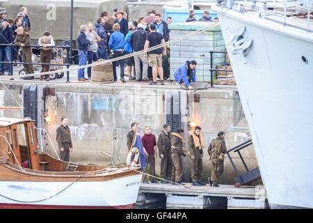 Porto di Weymouth Dorset, Regno Unito. 28 Luglio, 2016. Harry stili su un pontone con extra vestito come soldati durante le riprese di Dunkerque a Weymouth Harbour nel Dorset. Credito Foto: Graham Hunt/Alamy Live News Foto Stock