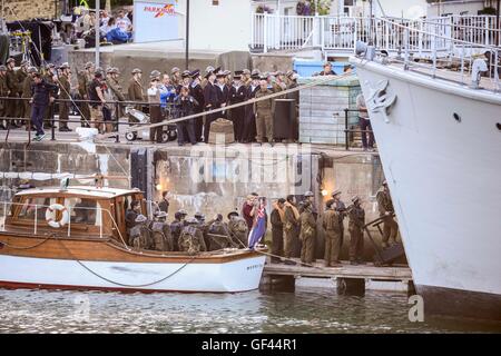 Porto di Weymouth Dorset, Regno Unito. 28 Luglio, 2016. Harry stili su un pontone con extra vestito come soldati durante le riprese di Dunkerque a Weymouth Harbour nel Dorset. Credito Foto: Graham Hunt/Alamy Live News Foto Stock