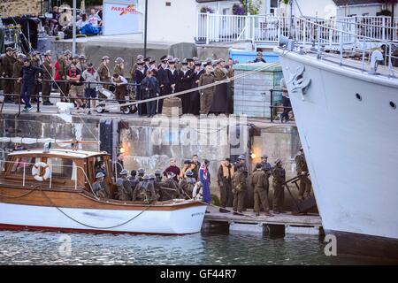 Porto di Weymouth Dorset, Regno Unito. 28 Luglio, 2016. Harry stili su un pontone con extra vestito come soldati durante le riprese di Dunkerque a Weymouth Harbour nel Dorset. Credito Foto: Graham Hunt/Alamy Live News Foto Stock