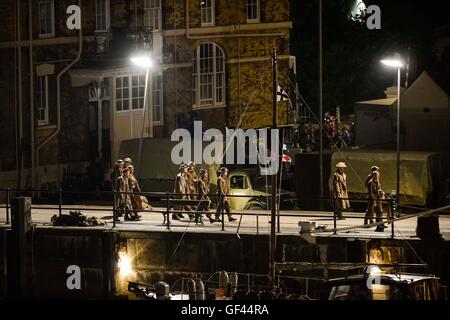 Porto di Weymouth Dorset, Regno Unito. 28 Luglio, 2016. I soldati di tornare a casa durante le riprese di Dunkerque a Weymouth Harbour nel Dorset. Credito Foto: Graham Hunt/Alamy Live News Foto Stock