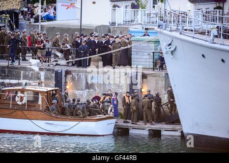 Porto di Weymouth Dorset, Regno Unito. 28 Luglio, 2016. Harry stili su un pontone con extra vestito come soldati durante le riprese di Dunkerque a Weymouth Harbour nel Dorset. Credito Foto: Graham Hunt/Alamy Live News Foto Stock