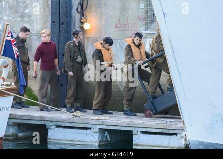 Porto di Weymouth Dorset, Regno Unito. 28 Luglio, 2016. Harry stili su un pontone con extra vestito come soldati durante le riprese di Dunkerque a Weymouth Harbour nel Dorset. Credito Foto: Graham Hunt/Alamy Live News Foto Stock