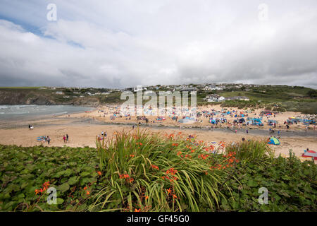 Fistral Beach, Newquay, Cornwall, Regno Unito. 29 Luglio, 2016. Meteo del giorno - villeggiante folla sulla spiaggia, a Mawgan Porth, vicino a Newquay, Cornwall, Regno Unito. Nonostante le nubi infausto threatining per portare acquazzoni pesanti. Credito: @camerafirm/Alamy Live News Foto Stock