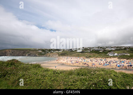 Fistral Beach, Newquay, Cornwall, Regno Unito. 29 Luglio, 2016. Meteo del giorno - villeggiante folla sulla spiaggia, a Mawgan Porth, vicino a Newquay, Cornwall, Regno Unito. Nonostante le nubi infausto threatining per portare acquazzoni pesanti. Credito: @camerafirm/Alamy Live News Foto Stock