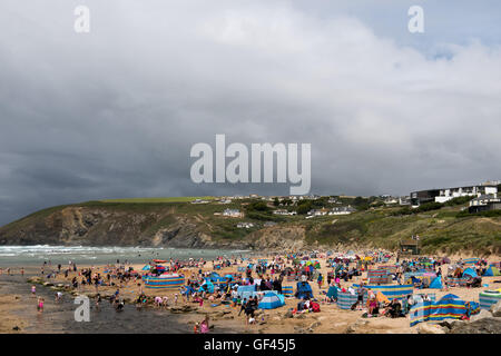 Fistral Beach, Newquay, Cornwall, Regno Unito. 29 Luglio, 2016. Meteo del giorno - villeggiante folla sulla spiaggia, a Mawgan Porth, vicino a Newquay, Cornwall, Regno Unito. Nonostante le nubi infausto threatining per portare acquazzoni pesanti. Credito: @camerafirm/Alamy Live News Foto Stock